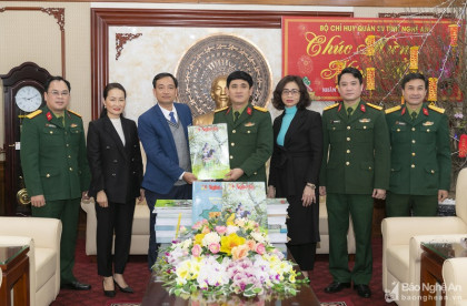Báo Nghệ An tặng lực lượng vũ trang tỉnh nhà ấn phẩm báo Xuân