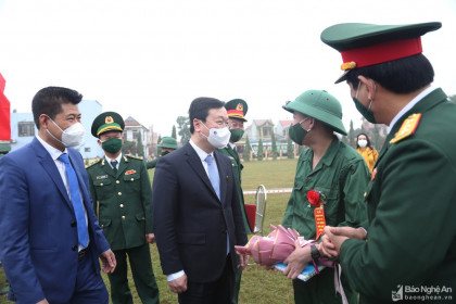 Chủ tịch UBND tỉnh Nguyễn Đức Trung động viên thanh niên thị xã Hoàng Mai lên đường nhập ngũ