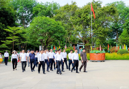 Hội Nhà báo Việt Nam và các cơ quan báo chí dâng hương tưởng niệm Chủ tịch Hồ Chí Minh