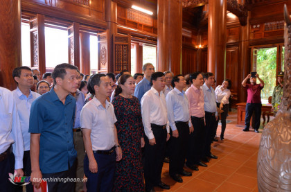 Đoàn đại biểu Ban Tuyên giáo Trung ương dâng hương tưởng niệm Chủ tịch Hồ Chí Minh