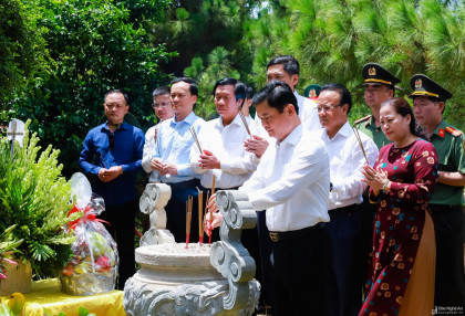 Lãnh đạo tỉnh Nghệ An dâng hương tưởng niệm Đại tướng Võ Nguyên Giáp tại Quảng Bình