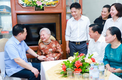 Chủ tịch Quốc hội thăm, tặng quà Anh hùng lực lượng vũ trang nhân dân, Mẹ Việt Nam anh hùng tại Nghệ An