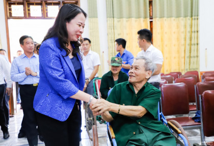 Phó Chủ tịch nước Võ Thị Ánh Xuân thăm, tặng quà thương, bệnh binh tại Nghệ An