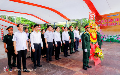 Chủ tịch UBND tỉnh dâng hoa, dâng hương tại Nghĩa trang liệt sỹ Quốc tế Việt – Lào