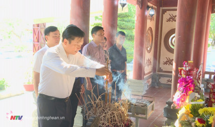 Lãnh đạo tỉnh dâng hương tưởng niệm Anh hùng, liệt sỹ và tặng quà gia đình chính sách tại Đô Lương