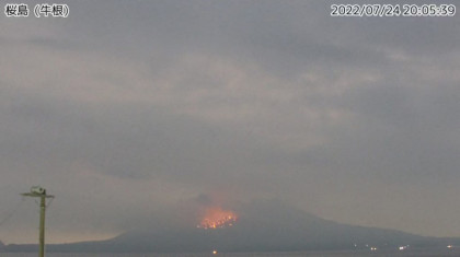 Núi lửa Sakurajima ở Nhật phun trào ngày thứ 2 liên tiếp, đá văng xa đến 2,5km