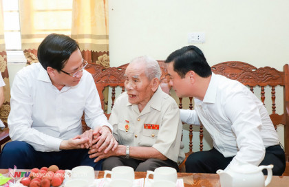 Bộ trưởng Bộ LĐTB&XH Đào Ngọc Dung thăm, tặng quà các gia đình chính sách tiêu biểu tại Nghệ An