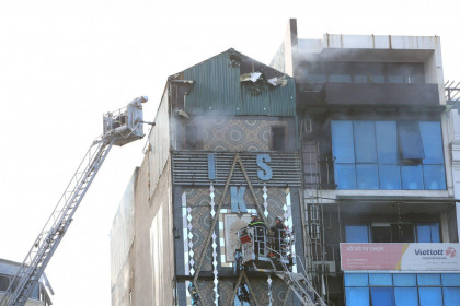3 cảnh sát hy sinh khi chữa cháy quán karaoke 6 tầng