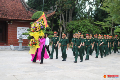 Thường vụ Đảng ủy, Bộ Tư lệnh Quân khu 4: Dâng hương tưởng niệm Chủ tịch Hồ Chí Minh tại Khu Di tích Kim Liên