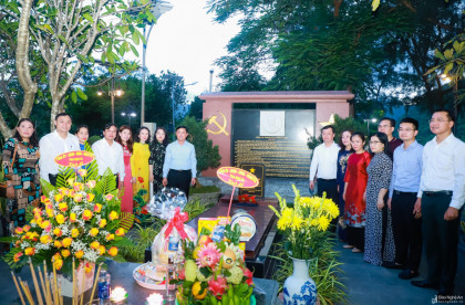 Lãnh đạo tỉnh Nghệ An dâng hương tưởng niệm đồng chí Lê Hồng Phong tại Nghĩa trang Hàng Dương (Côn Đảo)