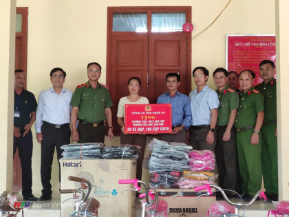 Giám đốc Công an tỉnh trao tặng xe đạp, cặp sách cho học sinh Tương Dương