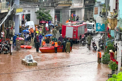 Nước lũ đỏ ngầu cuồn cuộn đổ về Quảng Ninh, có nơi ngập lút mái nhà