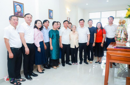 Lãnh đạo tỉnh Nghệ An thăm thân nhân cố Tổng Bí thư Lê Hồng Phong tại thành phố Hồ Chí Minh