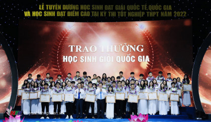 Nghệ An: Tuyên dương 140 học sinh đạt giải quốc tế, quốc gia và đạt điểm cao trong kỳ thi tốt nghiệp THPT năm 2022