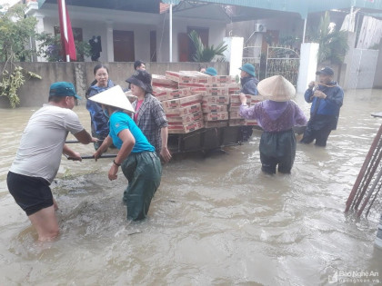 Băng nước ngập cứu trợ người dân vùng lũ Quỳnh Lưu