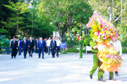 Chủ tịch nước Nguyễn Xuân Phúc và đoàn đại biểu Trung ương, tỉnh Nghệ An dâng hoa tưởng niệm Chủ tịch Hồ Chí Minh