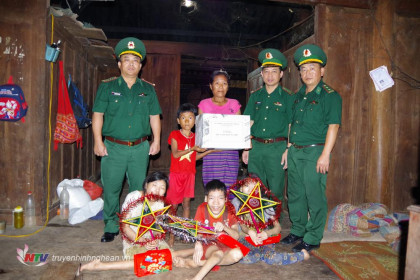 BĐBP Nghệ An: Tặng quà Tết Trung thu cho các cháu có hoàn cảnh đặc biệt khó khăn