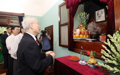Tổng bí thư dâng hương tưởng niệm Chủ tịch Hồ Chí Minh
