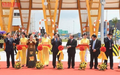 Thủ tướng Phạm Minh Chính dự lễ thông xe tuyến cao tốc Vân Đồn-Móng Cái