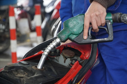 Giá xăng dầu giảm mạnh, về hơn 21.000 đồng/lít