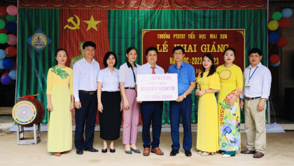 Công ty Thủy điện Bản Vẽ trao tặng máy tính cho các trường học trên địa bàn huyện Tương Dương