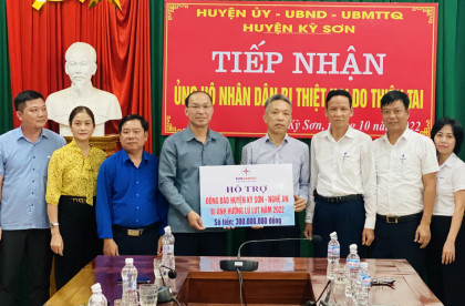 Tổng công ty Phát điện 1 trao 300 triệu đồng hỗ trợ huyện Kỳ Sơn