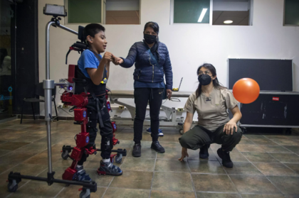 "Áo giáp robot" - món quà đặc biệt dành cho trẻ bị bại não