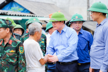 Chủ tịch UBND tỉnh Nguyễn Đức Trung thăm hỏi, động viên đồng bào bị thiệt hại do mưa lũ tại Kỳ Sơn