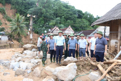 Phó Bí thư Tỉnh ủy Hoàng Nghĩa Hiếu trực tiếp chỉ đạo khắc phục thiệt hại do lũ quét tại Kỳ Sơn