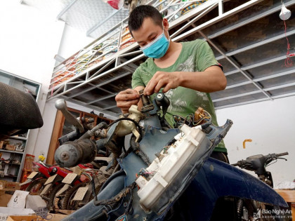 Dịch vụ sửa xe máy, đồ điện tử ở phố núi Kỳ Sơn quá tải sau trận lũ quét