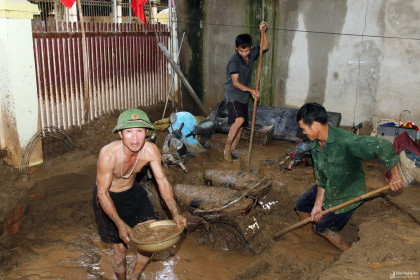 Xót xa nhìn tài sản bị chôn vùi trong bùn đất sau lũ ở huyện Kỳ Sơn