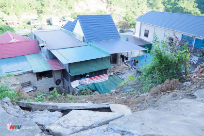 Di dời khẩn cấp 30 hộ dân bị sạt lở đất ở bản Sơn Thành