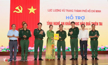 LLVT TP Hồ Chí Minh trao 500 triệu đồng hỗ trợ người dân Nghệ An khắc phục hậu quả mưa lũ