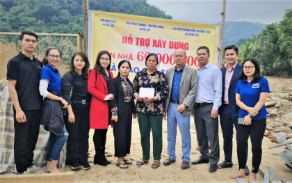 Hội Nhà báo Nghệ An hỗ trợ gần 90 triệu đồng cho người dân vùng lũ Kỳ Sơn