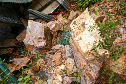 Nhiều tảng đá lớn từ núi Dũng Quyết đổ sập xuống nhà dân