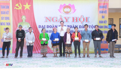 Phó Bí thư Tỉnh ủy Hoàng Nghĩa Hiếu dự Ngày hội Đoàn kết dân tộc tại Tương Dương