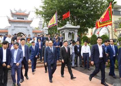 Chủ tịch nước Nguyễn Xuân Phúc dâng hương tưởng niệm Nữ sĩ Hồ Xuân Hương tại Nghệ An