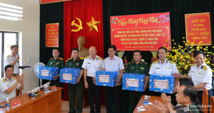 Đoàn công tác các tỉnh phía Nam và cơ quan báo chí tặng quà cho cán bộ, chiến sĩ, nhân dân đảo Hòn Đốc