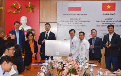 Đại sứ quán Ba Lan tại Việt Nam trao tặng trang thiết bị y tế cho Bệnh viện Hữu nghị Đa khoa Nghệ An