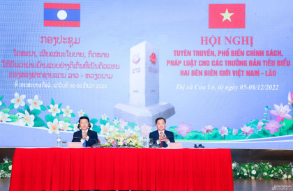 Tuyên truyền, phổ biến chính sách, pháp luật cho các trưởng bản tiêu biểu của 2 nước Việt Nam và Lào