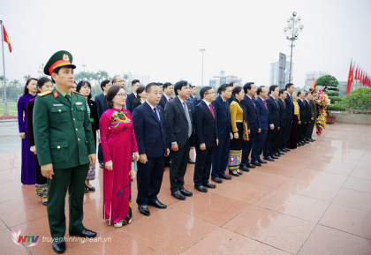 Lãnh đạo tỉnh và các đại biểu HĐND tỉnh dâng hương Chủ tịch Hồ Chí Minh