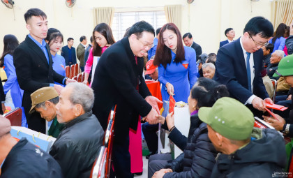 Chủ tịch Quốc hội Vương Đình Huệ thăm, tặng quà, chúc Tết hộ nghèo, gia đình chính sách, người có công tại huyện Nam Đàn