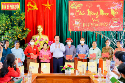 Chủ tịch UBND tỉnh Nguyễn Đức Trung thăm, tặng quà, chúc Tết tại huyện Anh Sơn