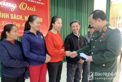Đoàn đại biểu Quốc hội tỉnh Nghệ An trao quà Tết cho người nghèo huyện Hưng Nguyên