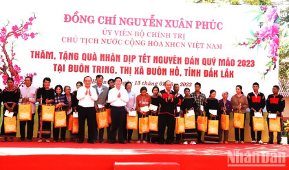 Chủ tịch nước thăm, tặng quà hộ nghèo, học sinh dân tộc nội trú tỉnh Đắk Lắk