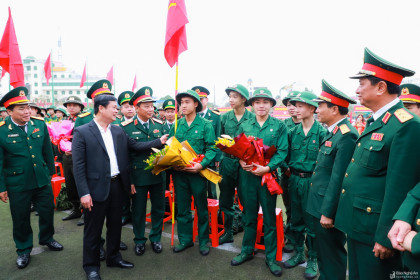 Lãnh đạo Bộ Quốc phòng và Bí thư Tỉnh ủy Nghệ An động viên, tiễn 144 công dân thành phố Vinh lên đường nhập ngũ