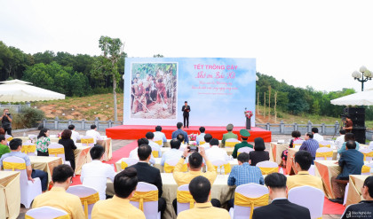 Lãnh đạo tỉnh Nghệ An trồng cây đầu Xuân tại khuôn viên Đền thờ gia tiên Chủ tịch Hồ Chí Minh