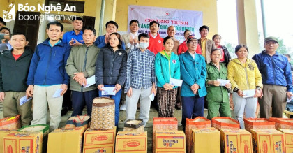 Trao 200 phần quà cho hộ nghèo ở huyện Thanh Chương