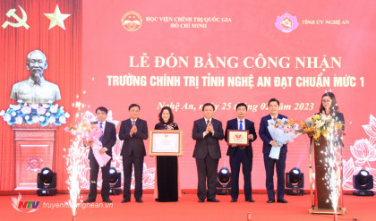 Trường Chính trị tỉnh Nghệ An đón bằng công nhận đạt chuẩn mức 1