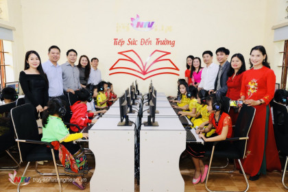 Đài PTTH Nghệ An bàn giao phòng Tin học cho trường Tiểu học Phúc Sơn